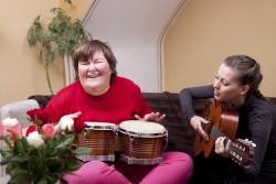 Zwei Frauen machen eine Musiktherapie